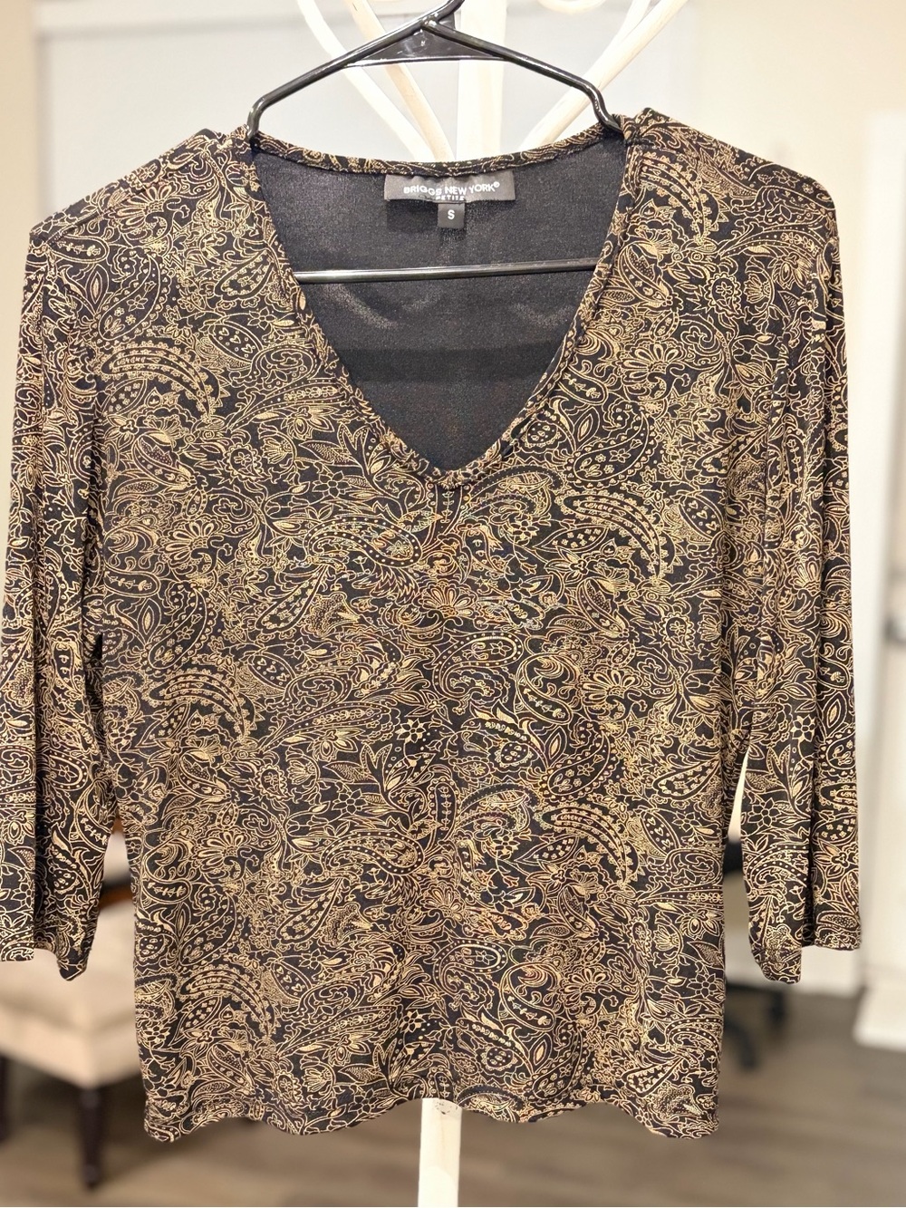 Briggs New York Black V-Neck 2/3 Sleeve Top with Gold Paisley Print Size Small